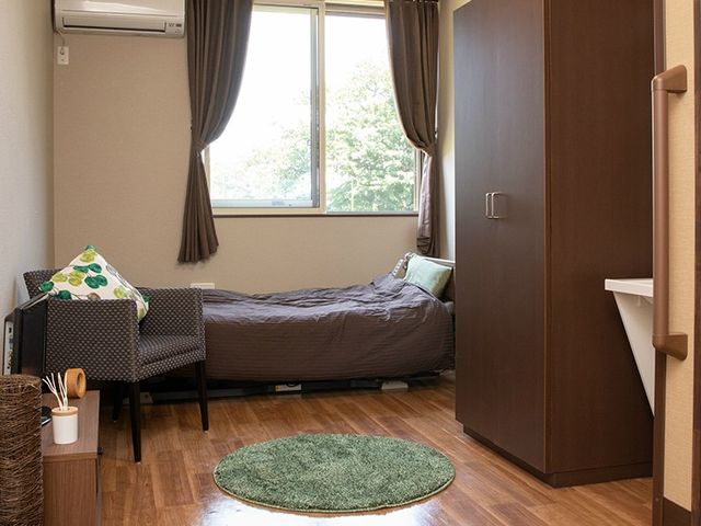 明るい居室の様子 居室   大きな窓から自然光が入る、落ち着いた雰囲気の居室です。ベッドや収納があり、シンプルで使いやすい空間になっています。