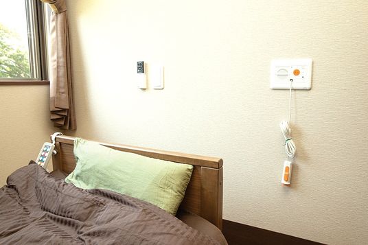 明るい居室のベッド周辺  
