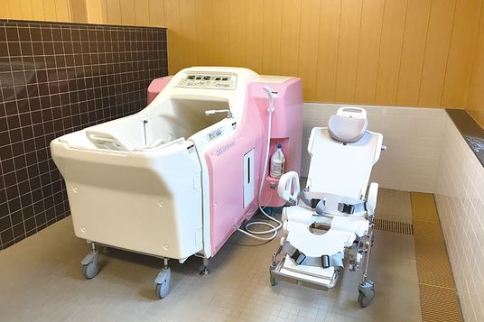 介助浴槽とシャワー椅子の浴室  