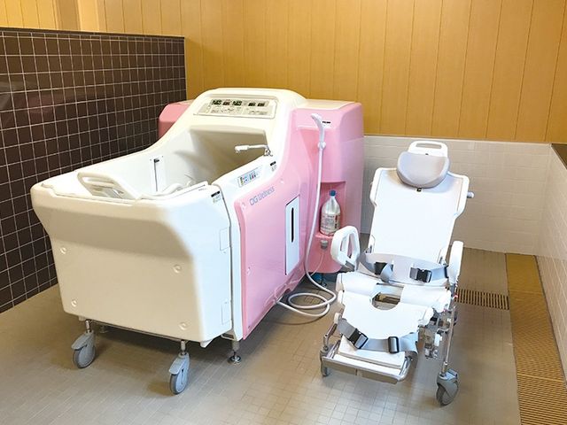 介助浴槽とシャワー椅子の浴室 浴室   介助用の浴槽とシャワー椅子があり、入浴介助を行いやすい浴室です。清潔感のある空間で、安心してケアに取り組めそうです。