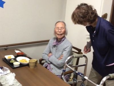 介護スタッフと高齢者の食事介助