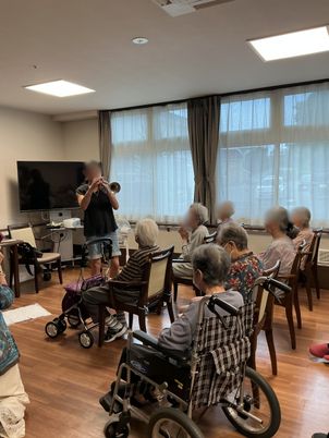 演奏会のあるラウンジ  