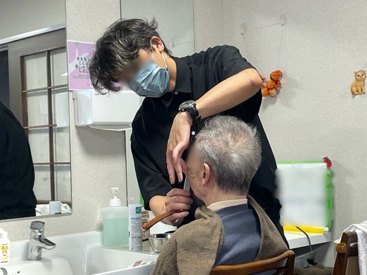 理美容室で整髪する様子  