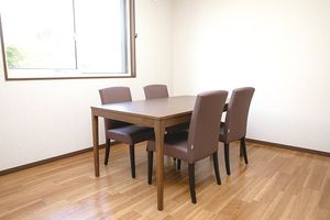 4人用テーブルの食堂  
