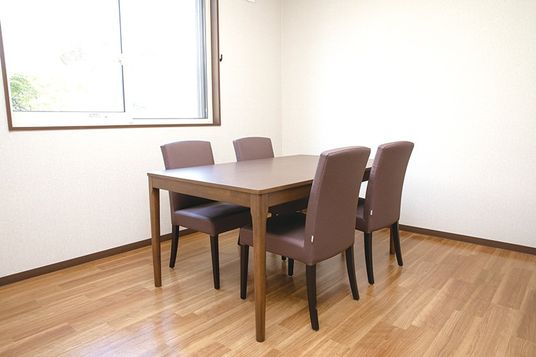 4人用テーブルの食堂  
