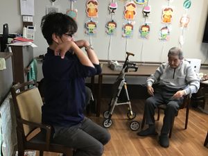 ケアスタッフと利用者居室