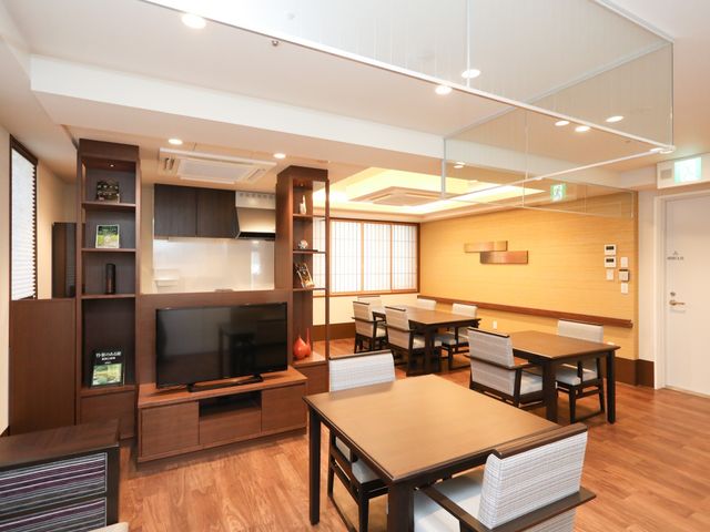 和モダンな食堂空間 食堂（２・３F ） ゆったりと配されたテーブルセットが暖かみのある和モダンな食堂を演出しています。この空間では、心地よい食事の時間を過ごすことができます。