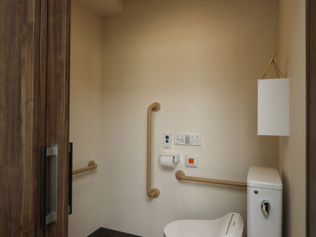 バリアフリートイレの設備 トイレ 手すり付きで安全なトイレ空間です。ゆったりとした間取りで利用しやすさを重視しています。