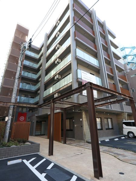 多階建て建物のエントランス