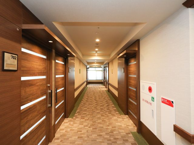 清潔な木目調の廊下 通路 ゆとりを感じる広々とした通路です。明るい雰囲気の中で、安心して快適な毎日を過ごせる環境が整っています。