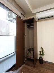 開いたクローゼットと植物