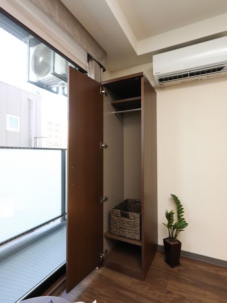 開いたクローゼットと植物
