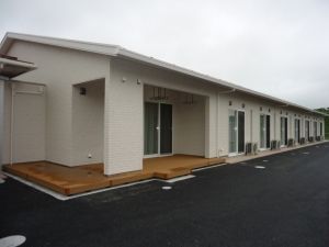 白い建物の外観