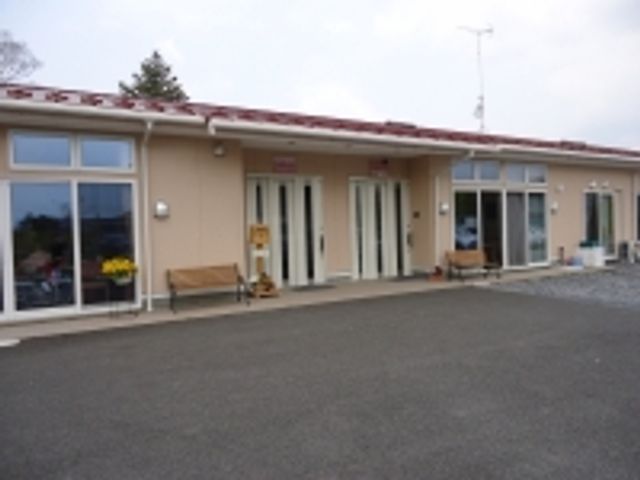 温かみのある外観 外観 温かみのあるエントランスで、快適な職場環境が整っています。庭のベンチでリラックスできそうです。