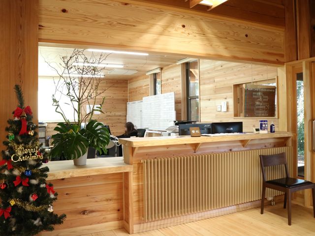 木目調の温かみのあるフロント 受付 ナチュラルな雰囲気漂うアットホームな受付空間です。職員の方が真摯に業務に取り組んでいる様子が伺えます。
