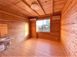 木目調の明るい居室