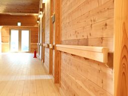 木目調の暖かい廊下