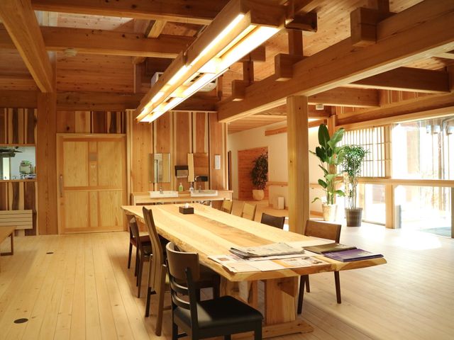 木材を使った温もりのダイニング 食堂 自然光が差し込む木のぬくもり溢れるダイニングです。ゆっくりとした時間を過ごすことができます。