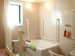 手すり付き清潔な浴室