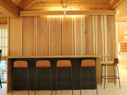 木目調の温かみのあるスペース