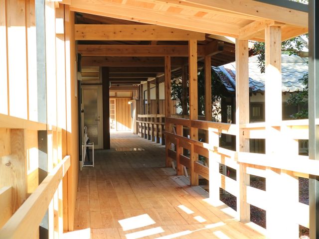 木造の開放的な廊下 通路 広々とした木のぬくもりあふれる廊下です。自然光が差し込み、温かな雰囲気でお過ごしいただけます。