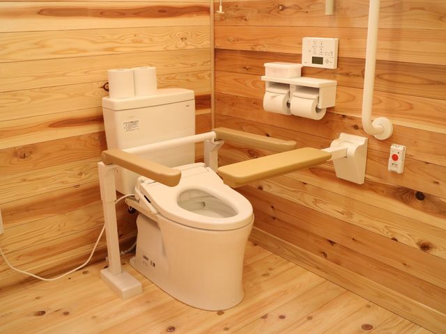 バリアフリートイレ設備 トイレ サポートバー付きで安全性が考慮された快適なトイレです。利用者の日々の生活をサポートする設計となっています。