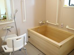 バリアフリー設計の浴室