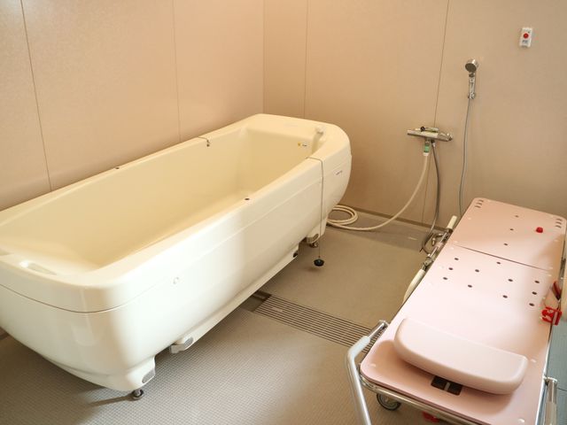 清潔な浴室の設備 浴室 安全に配慮された設計の浴室です。手すりやベンチも備え、利用者の快適性を考慮しています。