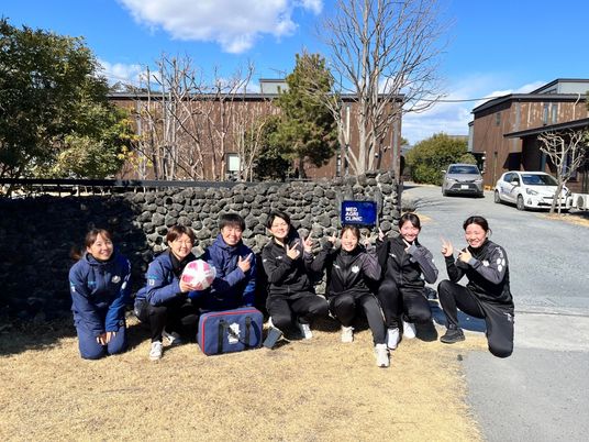 施設前で集合するスタッフ  