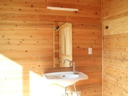 木目の温かい洗面台