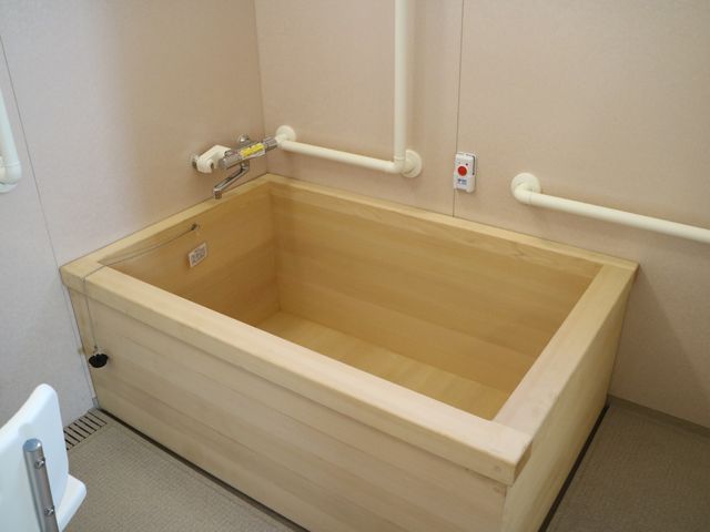 木製の浴槽と手すり 浴室 手すり付き木製浴槽で、安全かつ温もりあるバスタイムをご提供します。ゆったりとした空間で心地よい入浴ができます。