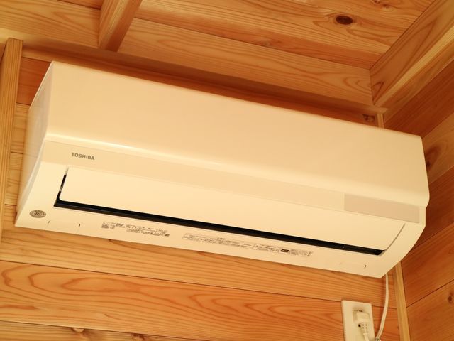 天井に取り付けられたエアコン エアコン 温度調節が行いやすい環境を整え、居心地の良さを追求しています。働くスタッフの快適性にも配慮しています。