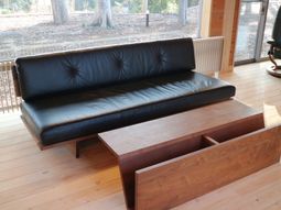 快適なリビングのソファ