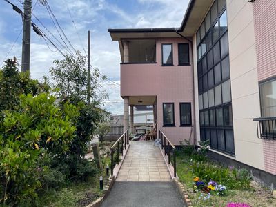 左に花が咲く入口