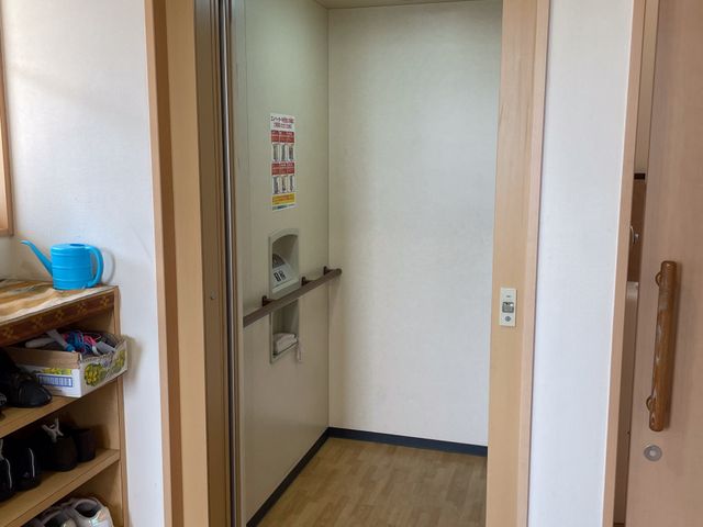 清潔なエレベーター エレベーター 明るい照明が設置された清潔なスペースです。快適に移動できる工夫がされています。