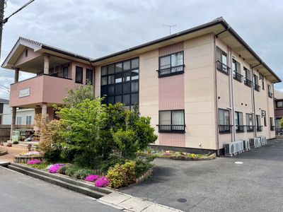 手入れされた庭の建物外観