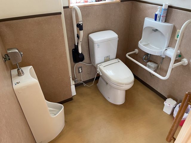 使いやすい設備のトイレ トイレ 清潔感のあるトイレは、手すり付きで安全です。使いやすい配置が工夫されています。