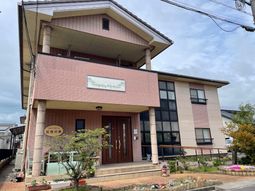 入口のある建物外観