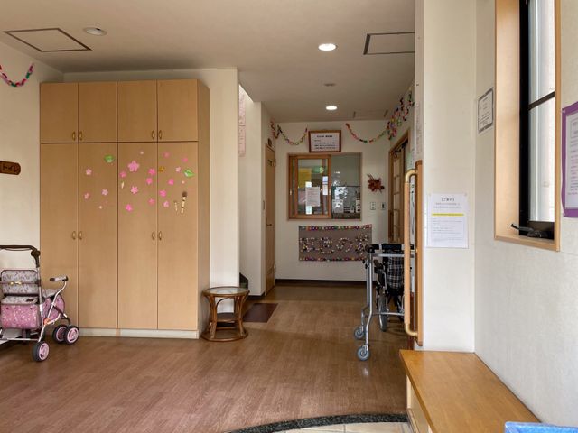 エントランスの様子 エントランス 明るく装飾されたエントランスでは、広々とした空間で快適に過ごせます。