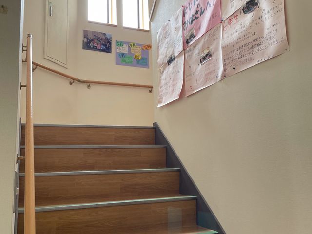 広い階段の廊下 廊下 自然光が差し込む階段は、温かみのある空間を作ります。手すりが設置されているので、安全に上下できます。