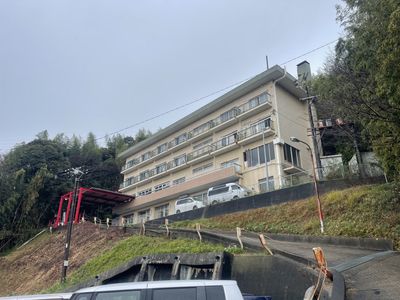 駐車場のある建物外観