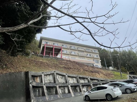 自然に囲まれた建物外観