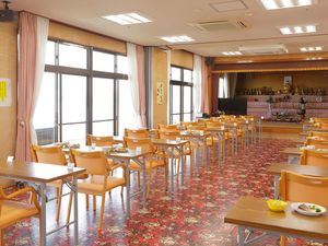 明るい食堂のテーブル  