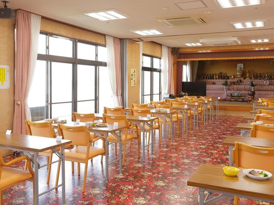 明るい食堂のテーブル  