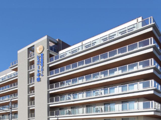 快適な住空間の館 外観 青空の下に広がる快適な住空間です。清潔感があり、働く環境としても魅力的です。