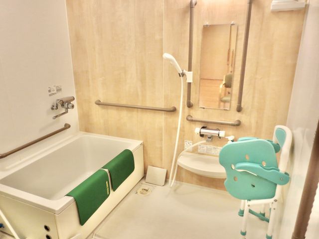 介助用設備付き浴室 浴室 介護のサポートに欠かせない手すりやシャワーチェアを備えた浴室です。利用者様の快適な生活を支えませんか。