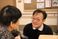 笑顔交わすスタッフと利用者