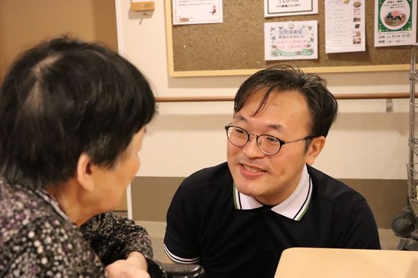 笑顔交わすスタッフと利用者