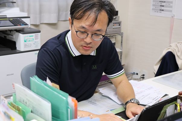 事務作業をする人