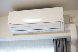 壁に取り付けられたエアコン
